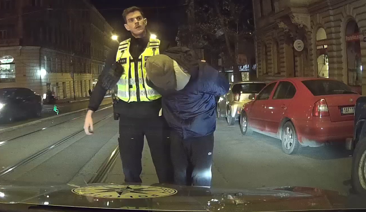VIDEO: Sprejer řádil přímo před zraky policistů. V poutech skončil už podruhé
