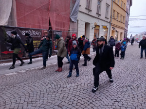 VIDEO: Jihlavou prošel průvod švihlé chůze. Připojit se mohl kdokoli