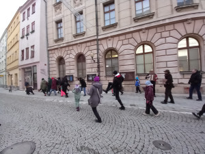 VIDEO: Jihlavou prošel průvod švihlé chůze. Připojit se mohl kdokoli