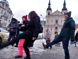 VIDEO: Jihlavou prošel průvod švihlé chůze. Připojit se mohl kdokoli