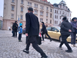 VIDEO: Jihlavou prošel průvod švihlé chůze. Připojit se mohl kdokoli