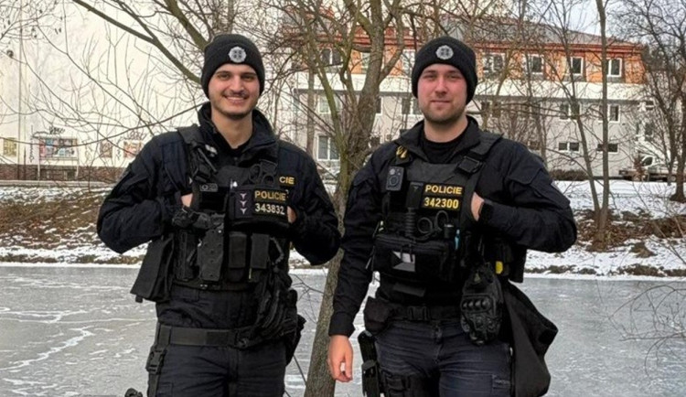 Policisté a hasiči o půlnoci zachraňovali muže z řeky. Prolomil se pod ním led. Foto: Se svolením Policie ČR