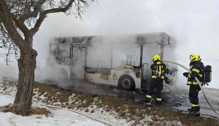 Škoda po požáru autobusu v Novém Bydžově přeskočila dva miliony