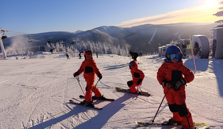 Sjezdovky jsou v top kondici, v Krkonoších i Orlických horách je ideální čas vyrazit na svah