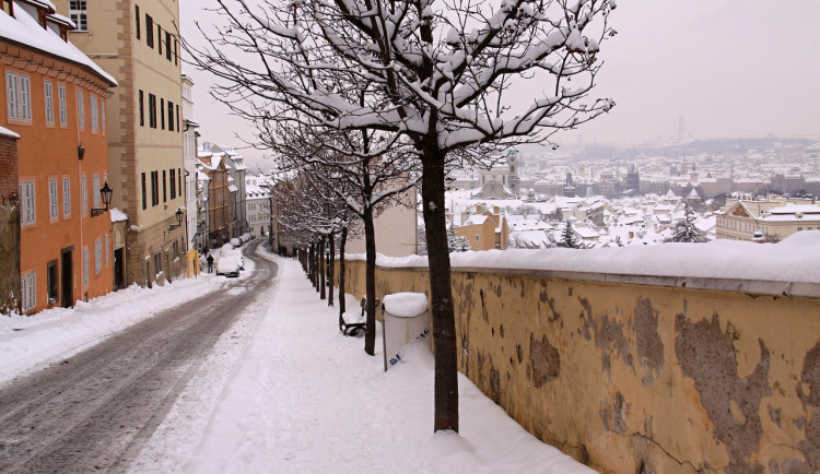 Vary v pátek zasype sníh. Meteorologové varují chodce i řidiče