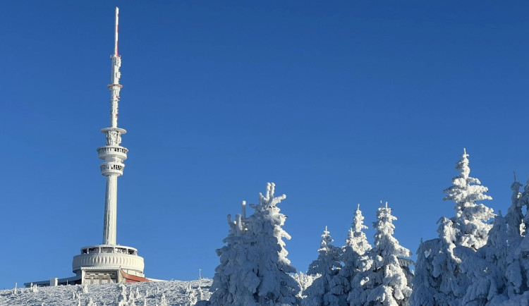 V Jeseníkách se lyžuje ve všech areálech, díky mrazu se zasněžuje. Vyrazit mohou i běžkaři