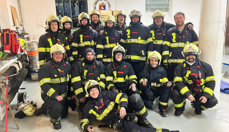 Pohled do zákulisí zásahu: Uhašením požáru práce hasičů z Luk nad Jihlavou nekončila. Foto: Se souhlasem SDH Luka nad Jihlavou