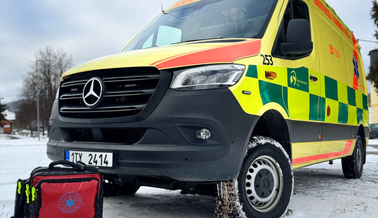 Muž z Karvinska si chtěl zatopit v kamnech. Skončil s rozsáhlými popáleninami