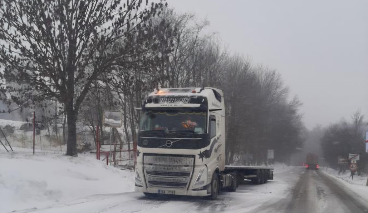 Husté sněžení komplikuje dopravu na Vysočině. Nejhorší situace je na Pelhřimovsku