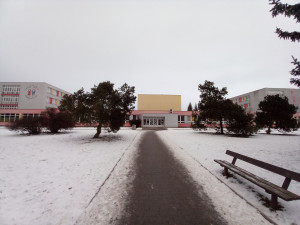 Parkování v Jihlavě XXV: Řidiči u škol na Březinkách se seznamují s režimem K+R