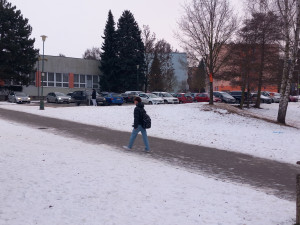 Parkování v Jihlavě XXV: Řidiči u škol na Březinkách se seznamují s režimem K+R