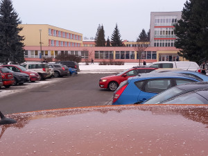 Parkování v Jihlavě XXV: Řidiči u škol na Březinkách se seznamují s režimem K+R