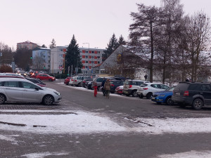 Parkování v Jihlavě XXV: Řidiči u škol na Březinkách se seznamují s režimem K+R