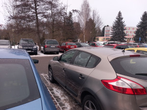 Parkování v Jihlavě XXV: Řidiči u škol na Březinkách se seznamují s režimem K+R
