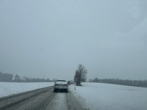 Husté sněžení komplikuje dopravu na Vysočině. Dálnice je pod sněhem, ale sjízdná