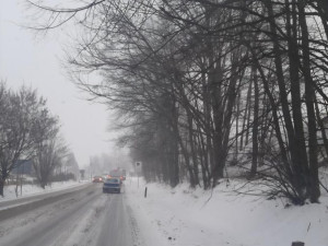 Husté sněžení komplikuje dopravu na Vysočině. Nejhorší situace je na Pelhřimovsku. Foto: Se svolením Policie ČR