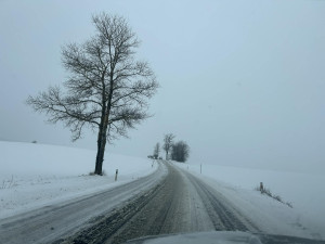 Husté sněžení komplikuje dopravu na Vysočině. Dálnice je pod sněhem, ale sjízdná