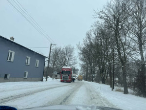 Husté sněžení komplikuje dopravu na Vysočině. Dálnice je pod sněhem, ale sjízdná