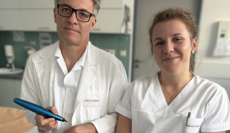Pomoc za pár sekund. Pelhřimovská nemocnice nabízí ošetření speciálním perem