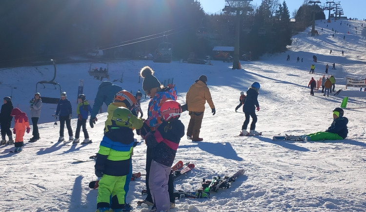 VIDEO: Vysočina žije zimou. Otevřené jsou sjezdovky, běžkařské okruhy i ledová stěna