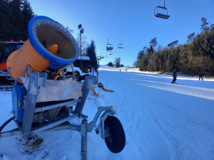 VIDEO: Vysočina žije zimou. Otevřené jsou sjezdovky, běžkařské okruhy i ledová stěna