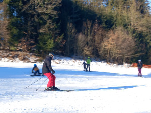 VIDEO: Vysočina žije zimou. Otevřené jsou sjezdovky, běžkařské okruhy i ledová stěna