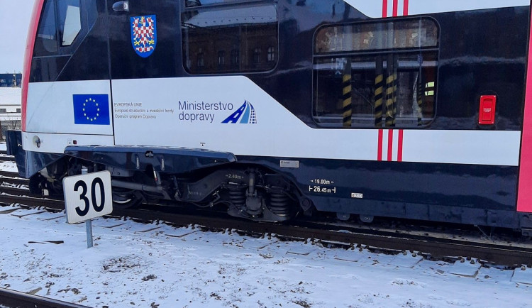 V Brně na hlavním nádraží vykolejila lokomotiva při posunu, provoz je zastavený