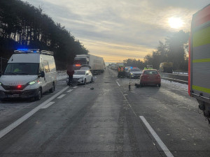 FOTO: Kritické ráno na dálnici D1, auta na Vysočině bourala v obou směrech