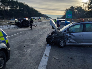 FOTO: Kritické ráno na dálnici D1, auta na Vysočině bourala v obou směrech
