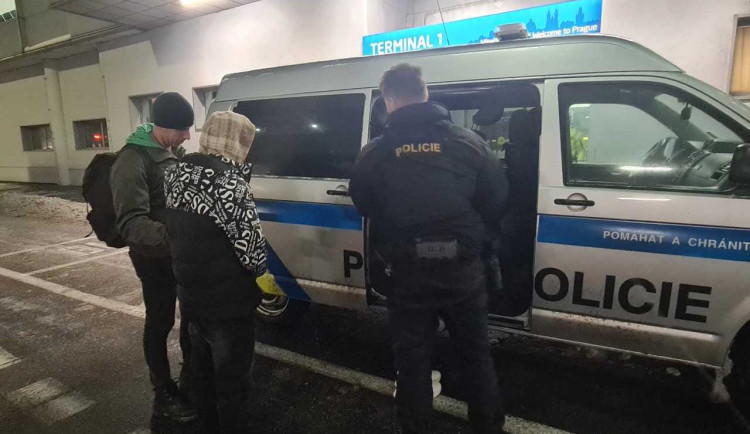 Cizinci létali přes Prahu s falešnými pasy, během dvou dnů jich zadrželi pět