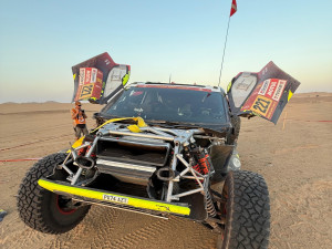 VIDEO: Těžký den Martina Prokopa. V maratonské etapě Dakaru otočil auto na bok