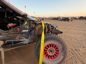 VIDEO: Těžký den Martina Prokopa. V maratonské etapě Dakaru otočil auto na bok