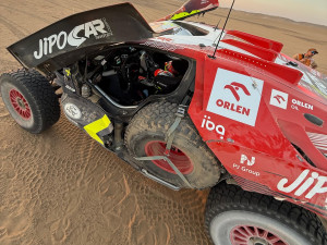 VIDEO: Těžký den Martina Prokopa. V maratonské etapě Dakaru otočil auto na bok