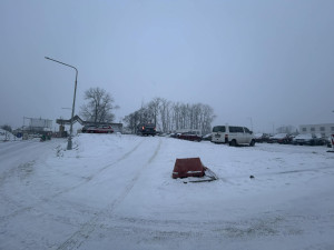 FOTO: U jihlavské nemocnice je nové parkoviště, práce na parkovacím domě stojí