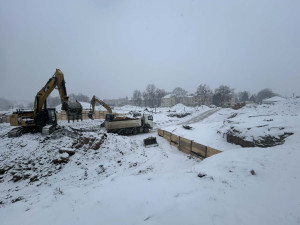 FOTO: U jihlavské nemocnice je nové parkoviště, práce na parkovacím domě stojí