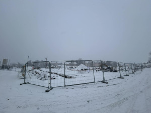 FOTO: U jihlavské nemocnice je nové parkoviště, práce na parkovacím domě stojí