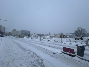 FOTO: U jihlavské nemocnice je nové parkoviště, práce na parkovacím domě stojí