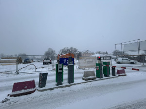 FOTO: U jihlavské nemocnice je nové parkoviště, práce na parkovacím domě stojí