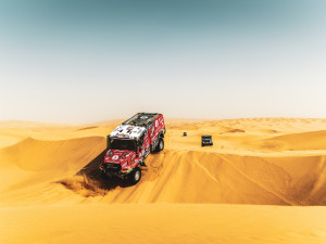 FOTO: O triumf mezi kamiony na Dakar Rally bojuje spolujezdec Křípal z Kamenice