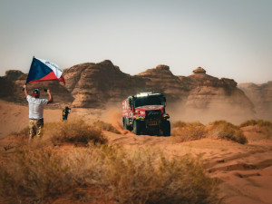 FOTO: O triumf mezi kamiony na Dakar Rally bojuje spolujezdec Křípal z Kamenice