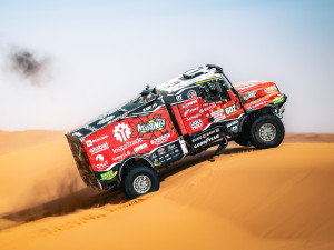 FOTO: O triumf mezi kamiony na Dakar Rally bojuje spolujezdec Křípal z Kamenice