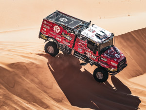 FOTO: O triumf mezi kamiony na Dakar Rally bojuje spolujezdec Křípal z Kamenice