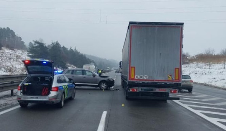Na dálnici se srazila tři auta, místo je s opatrností průjezdné. Foto: Se svolením Policie ČR