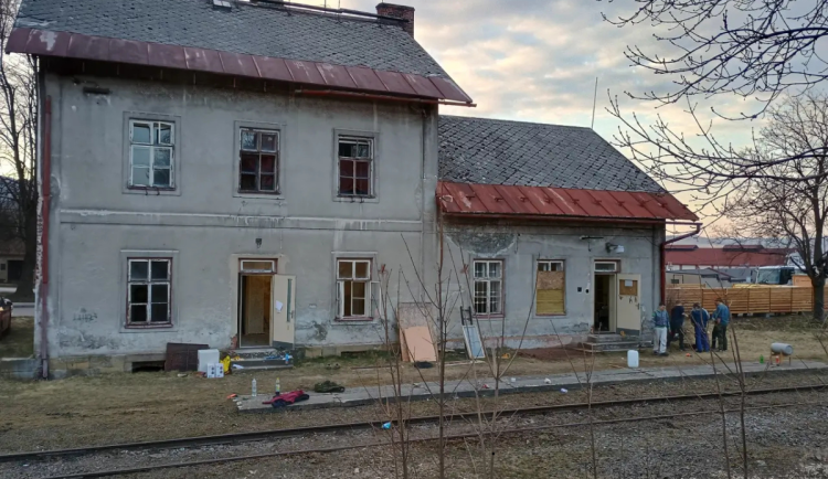 Chátrající nádraží v Žacléři má poslední šanci. Pomoci má veřejná sbírka