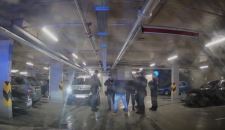 VIDEO: Muž bez řidičáku se pokusil ujet strážníkům. Dostihli ho v garážích Horácké arény. Foto: Se svolením Městské policie Jihlava
