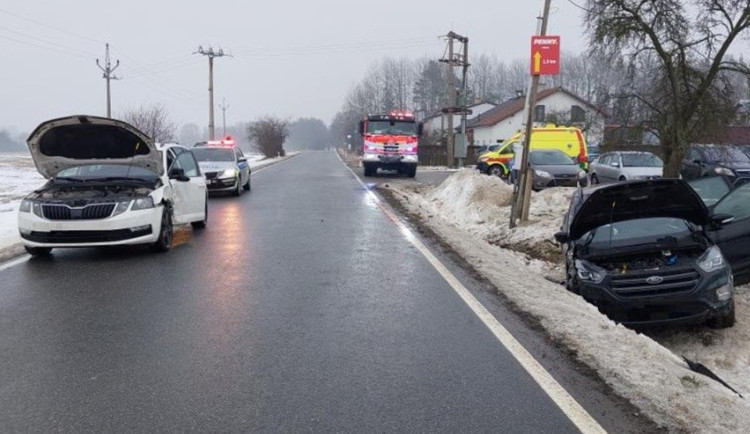 Senior u Dobronína předjížděl odbočující auto, po nehodě je škoda skoro 400 tisíc. Foto: Se svolením Policie ČR
