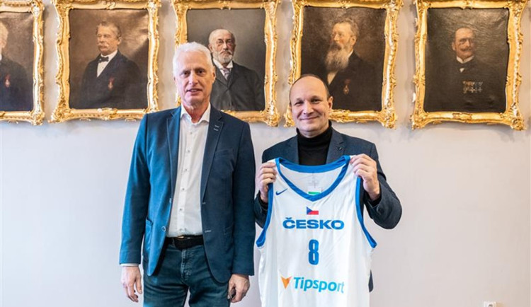 Primátor Jihlavy Petr Ryška (vpravo) s předsedou české basketbalové federace Zdeňkem Břízou. Foto: Poskytlo město Jihlava