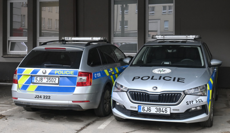 Mladému řidiči se zřejmě smekla noha. Na parkovišti naboural BMW i Audi