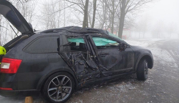 Mladý řidič dostal smyk a narazil do stromu, zranil se on i tři spolucestující. Foto: Se svolením Policie ČR