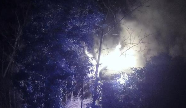 Bezdomovcům začal hořet přístřešek. Muž se schoval do betonové roury